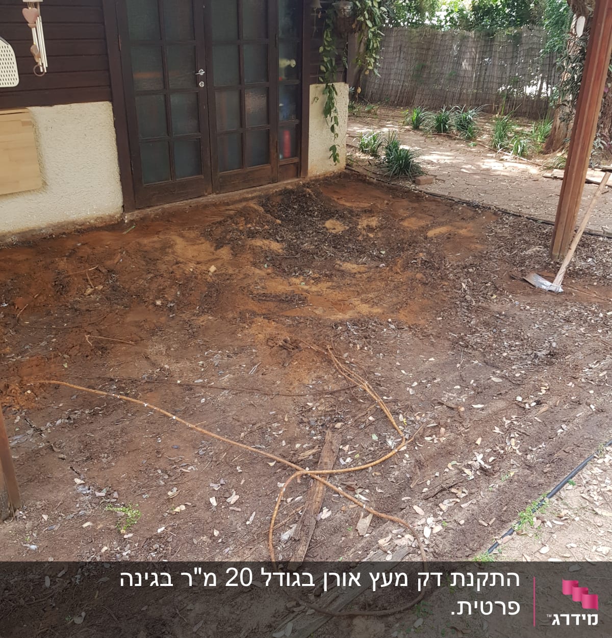 שטח אדמה עם חוטים וכלי עבודה בגינה